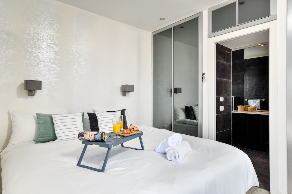 Modern Gem with Stunning Balcony by Sea N Rent