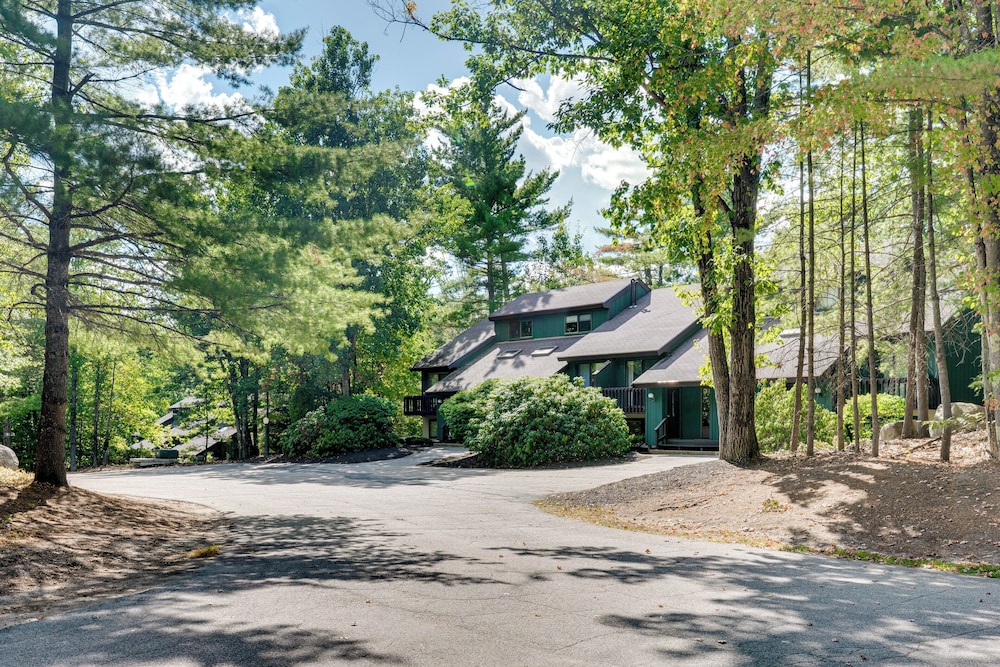 Near Skiing & Hiking! North Conway Gem w/ Balcony