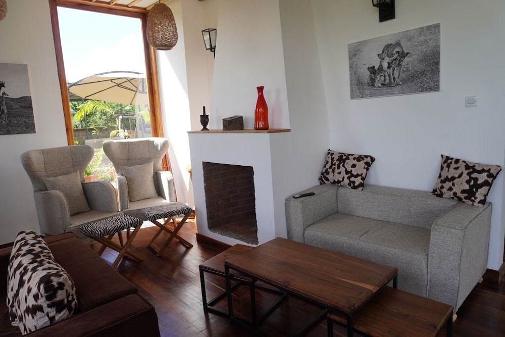 Moyoni Africa Lodge & Tours