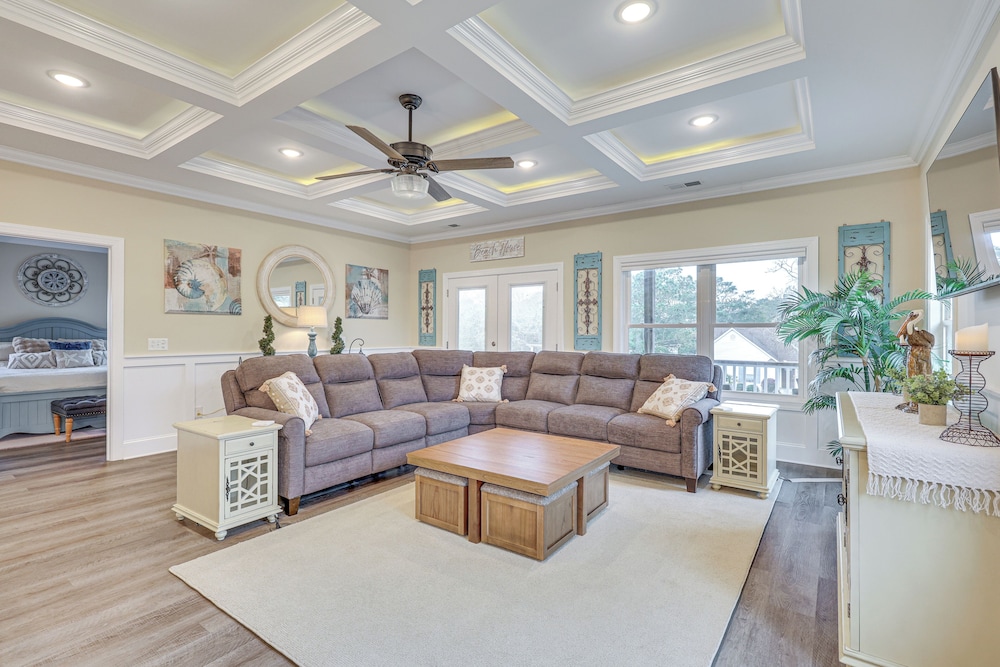 2 Mi to Long Beach: Home w/ Patio & Putting Green!