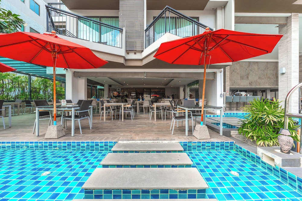 1BR with Pool 3 Min Walk to Beach C197