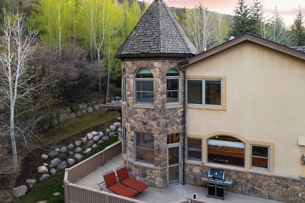 Cozy Edwards Retreat w/ Fireplace, Near Ski Resort Osprey Nest by Avantstay