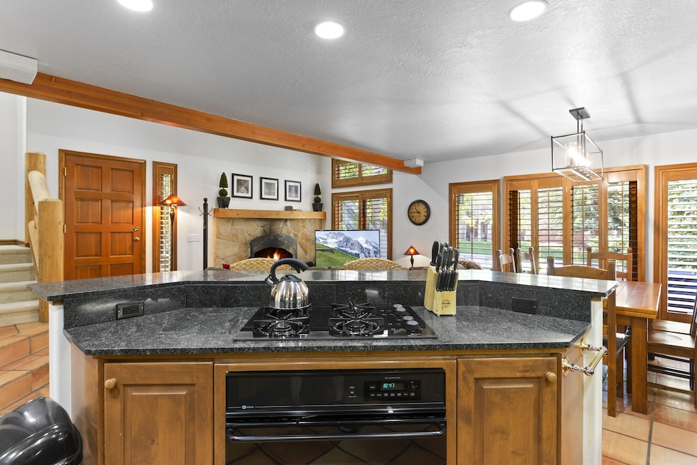 Deer Lake Village at Deer Valley Resort - Four Bedroom Condo with Hot Tub #2478 4 Condo