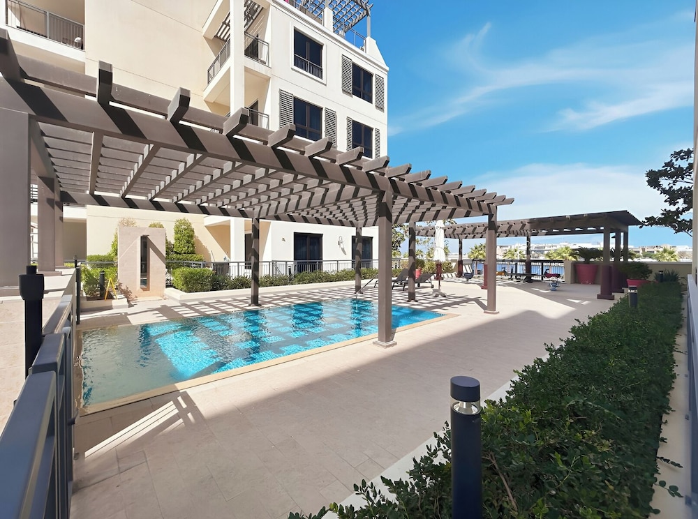 Stylish 2BR with Beach Access