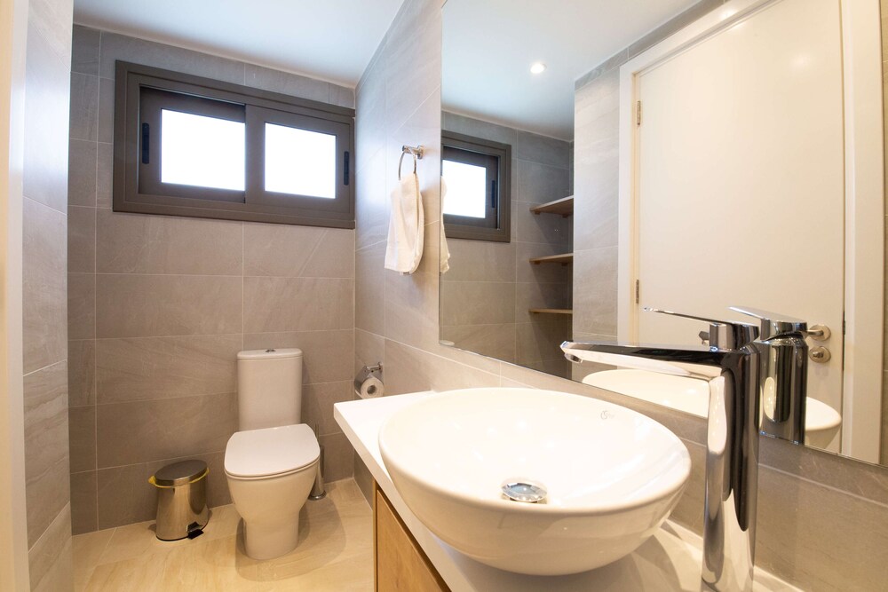Phaedrus Living: Serenity Waves Villas No.11