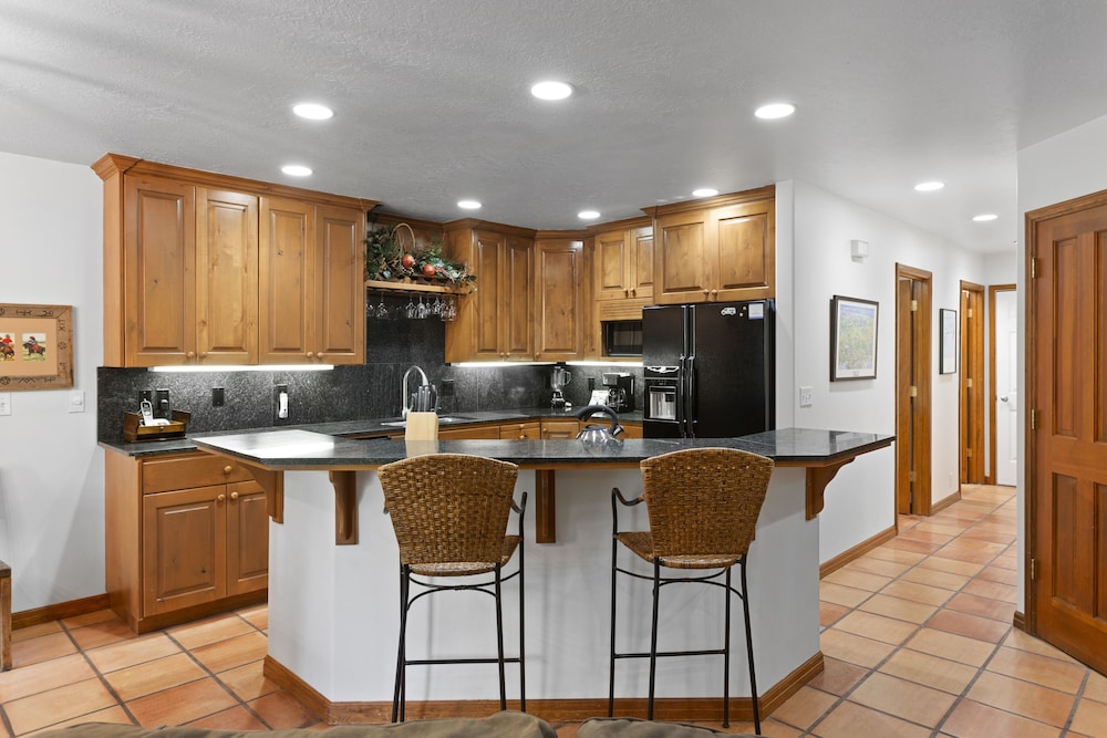 Deer Lake Village at Deer Valley Resort - Four Bedroom Condo with Hot Tub #2478 4 Condo