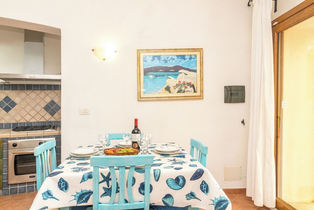 Appartamento Est With Shared Pool en San Teodoro — dining