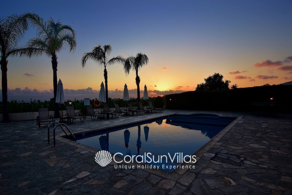 Family Villa Short Walk To Coral Bay Strip 5 Min and Pub, Shops etc