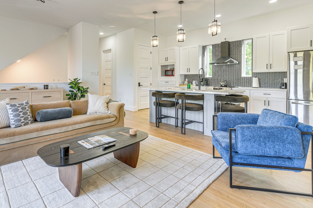 2 Mi to Dtwn Houston: Stylish Retreat w/ Balcony