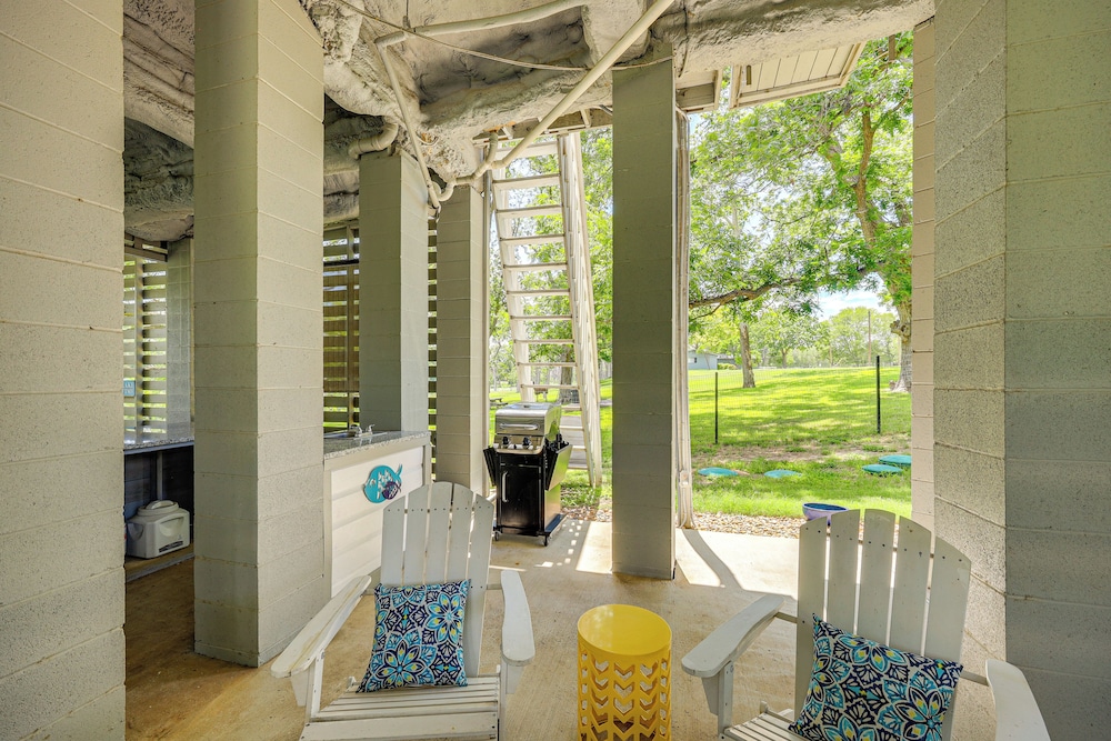 Mod on the Guad Home w/ Lake Mcqueeney Views!