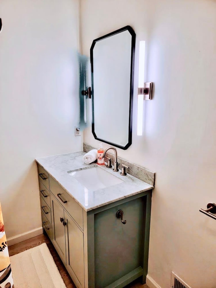 Charming Bayview - Downtown Condo With Pool