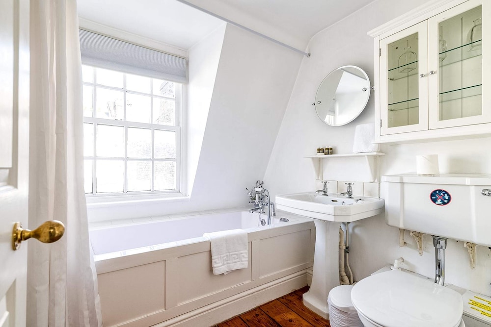 Cozy and Spacious Kensington Maisonette