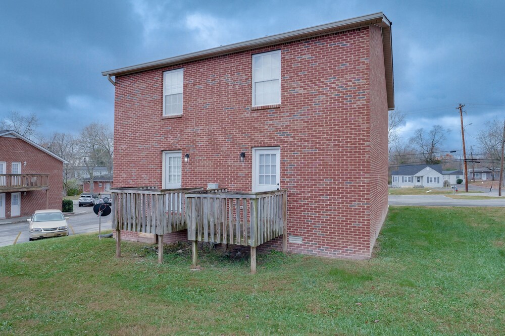 Modern Townhome: Walk to Tennessee Tech University view 4