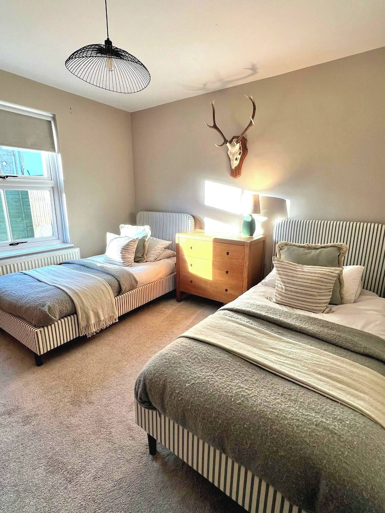 Newly Refurbished Bungalow- Large Garden- Parking
