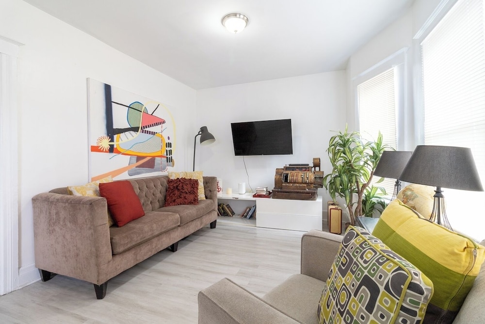 Detroit 4BR Home Bathtub & Pet Friendly Stay