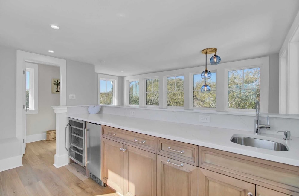 Walk to the Beach + Private Pool, Rooftop Terrace, Balcony 3602 Cameron