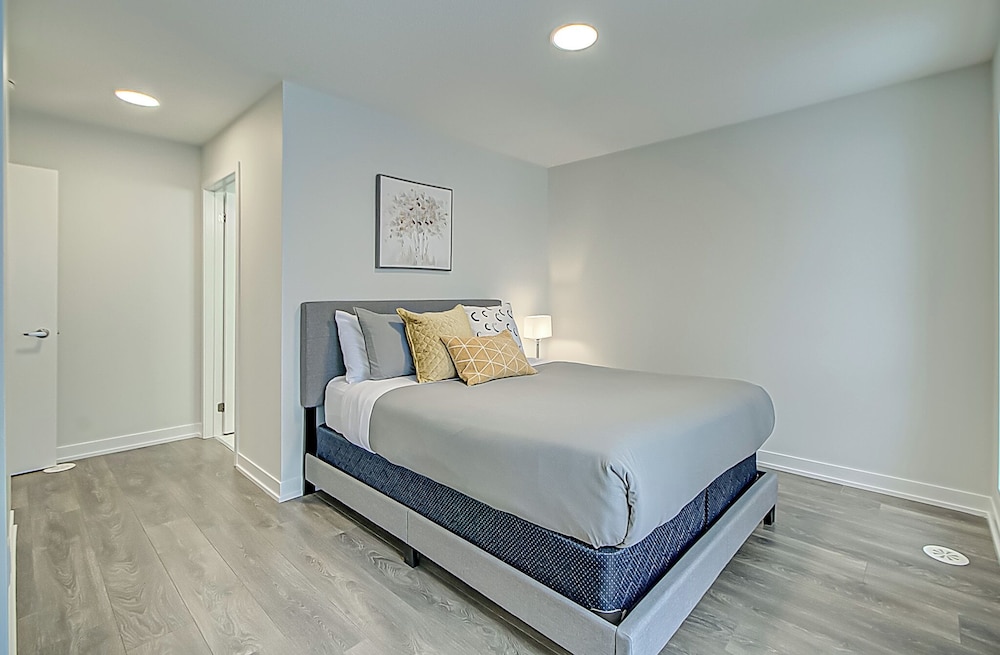 Modern 3BR Retreat Near Yorkdale Mall
