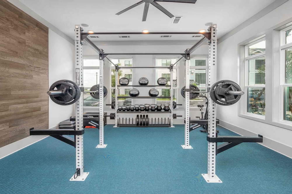 Monarch Apartments 15m to Parks, Pet Friendly, Free Parking by Heavenly Homes