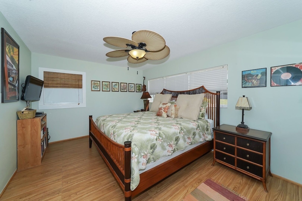 Latitude Adjustment 2 Bedroom Bungalow by RedAwning