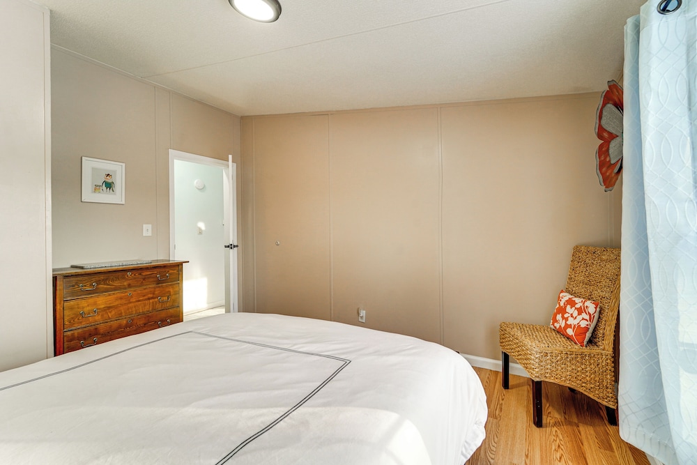 Half-mi to Lakemont Park: Family-friendly Home!