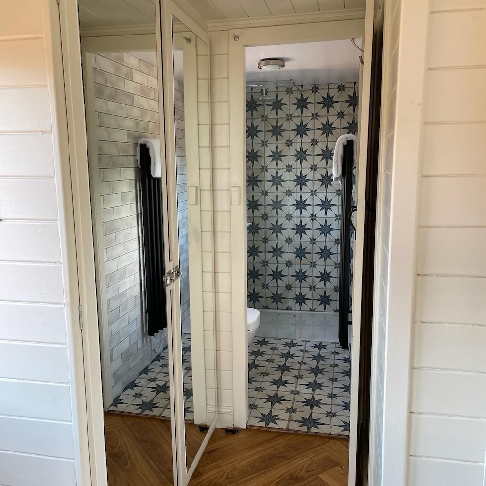 Cosy Lodge With Private Hot Tub in Tottergill Farm