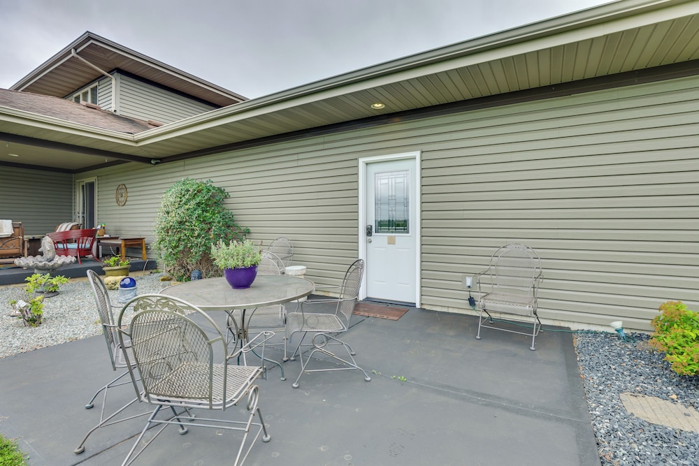 Outdoor Oasis: Luxe Flat in Mt Horeb!