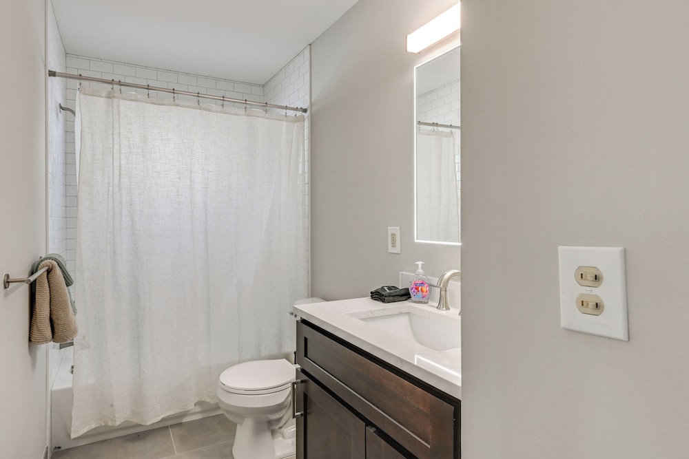 3 Mi to Dtwn Royal Oak: Getaway w/ Fenced Yard!