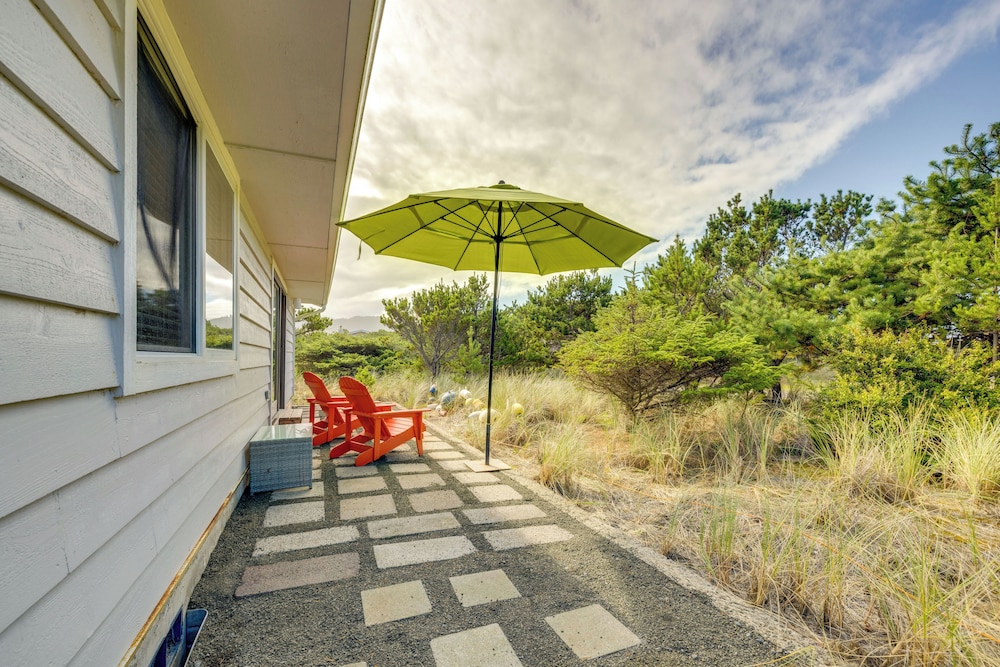 1/8 Mi to Neskowin Beach! Cozy Oregon Coast Home
