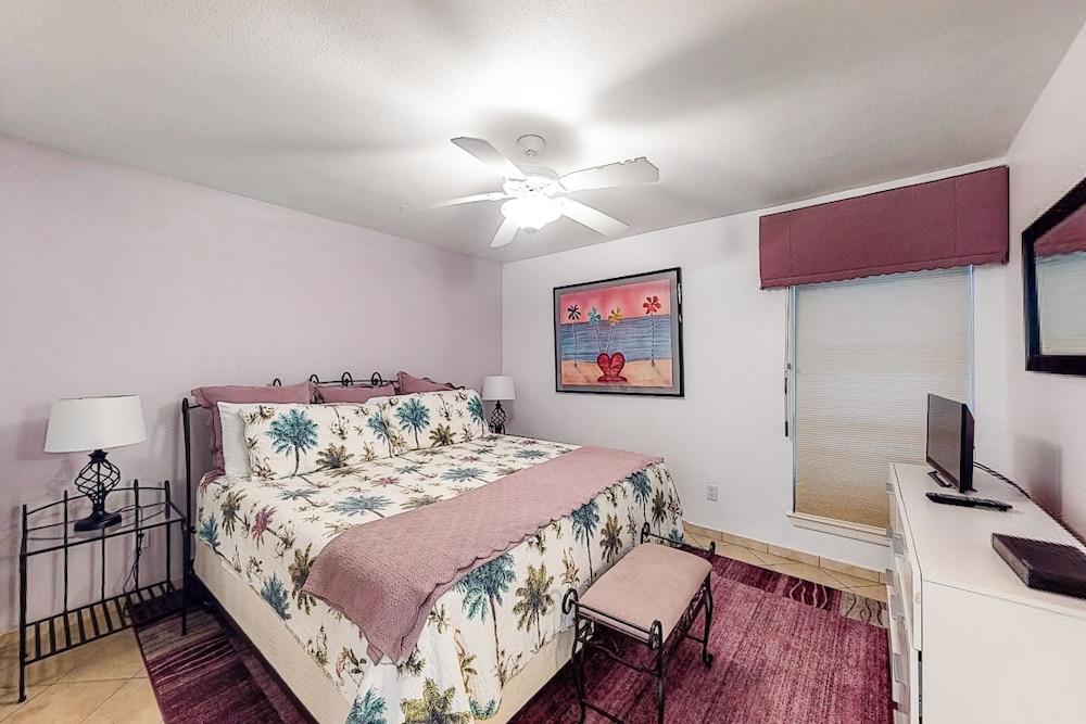Corner 3BR w/ Gulf Views, Pools, Hot Tub, Sauna