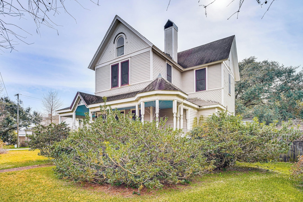 Historic Home w/ Wraparound Porch: Walkable Area!