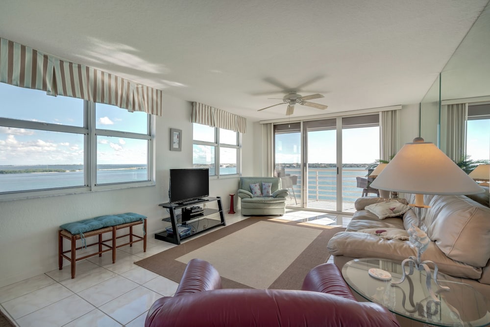 Bahia Vista 17-881 by Distinctive Beach Rentals