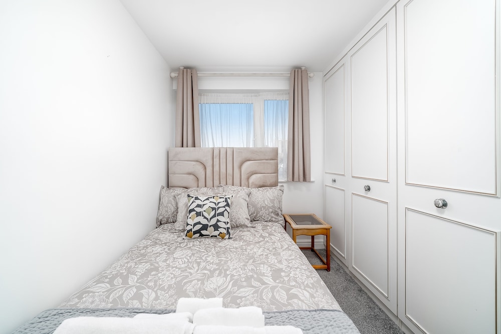 5 Bed House - Sleeps 11 - Garden
