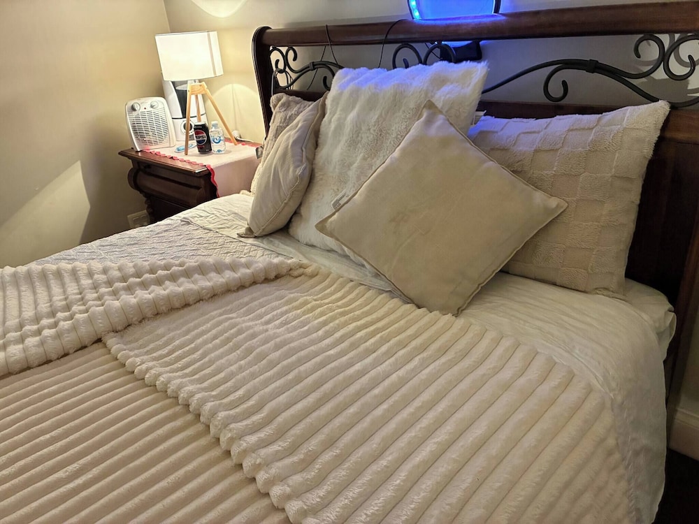 Cozy Tusmore Apartment With Private Garden City View Near Burnside Village Mall