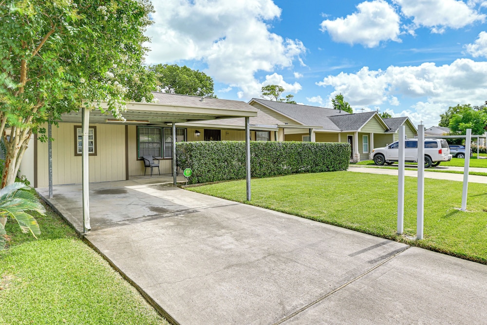 7 Mi to Dtwn Houston: Family Home w/ Patio & Yard