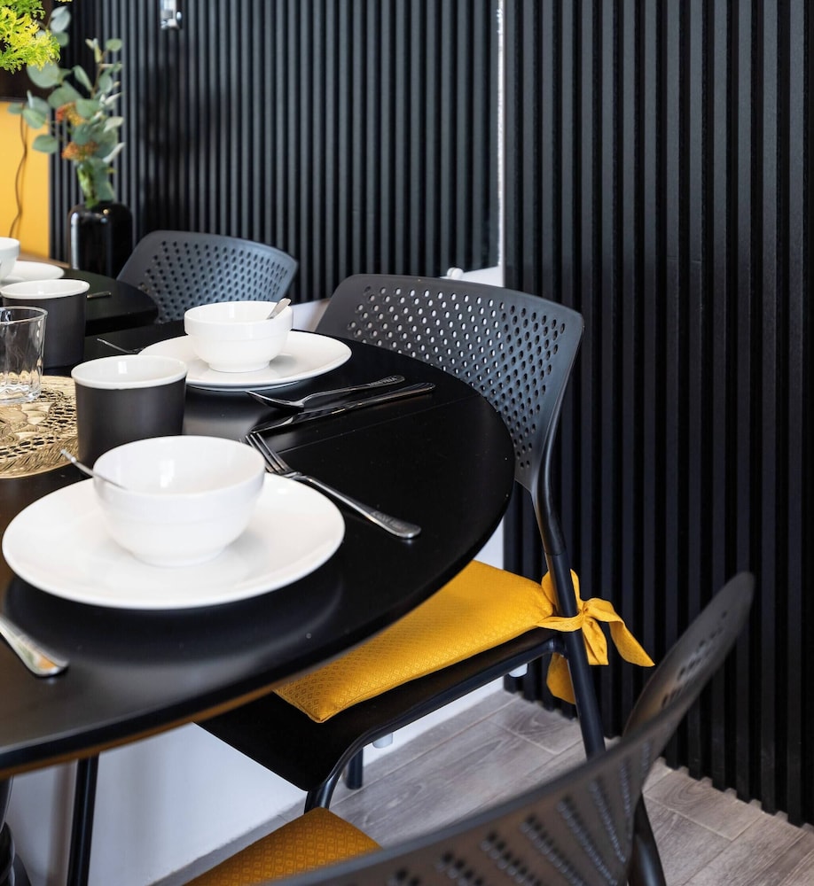 Stylish Condo 3-minutes to Airport, Poolview at Amani Grand Resort Residences