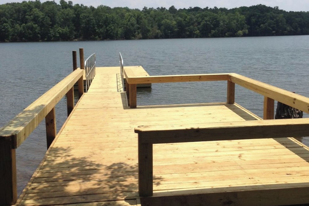 2BR Lakefront Lake Murray Home w/ Dock & Deck