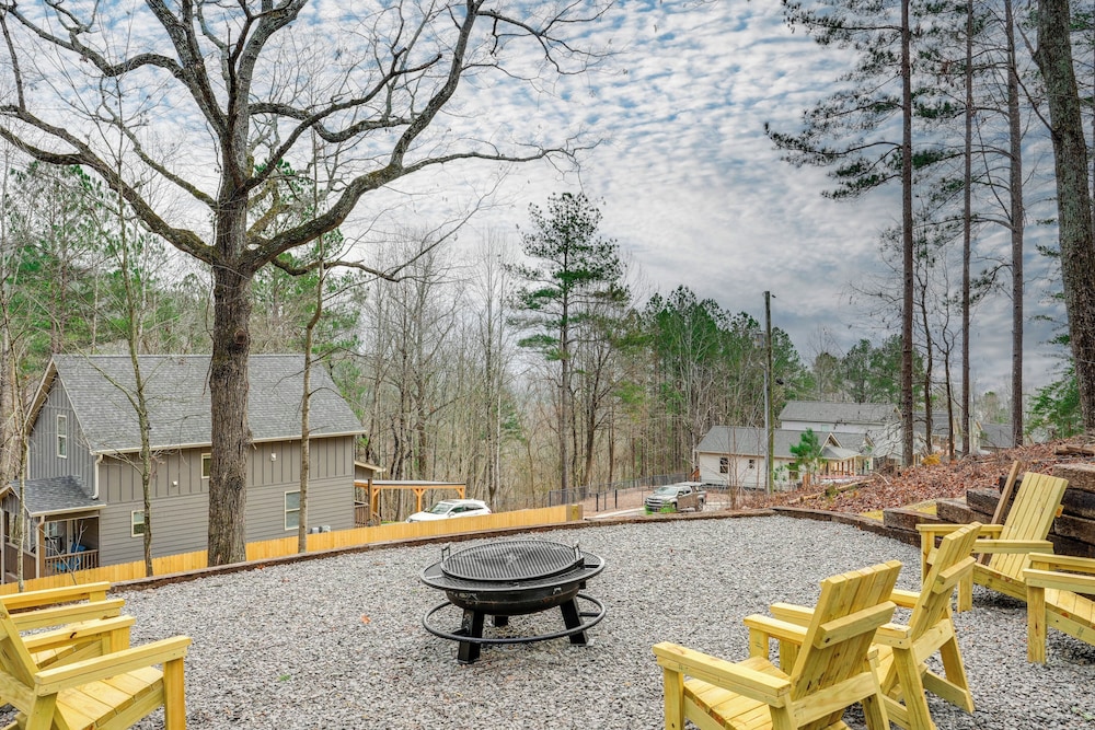 Ideal Location & Mountain Views: Chattanooga Home!