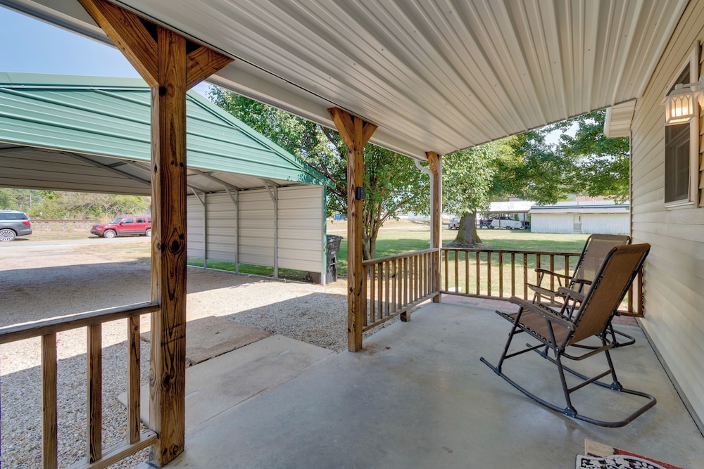 9 Mi to Effingham: Pet-friendly Rural Escape