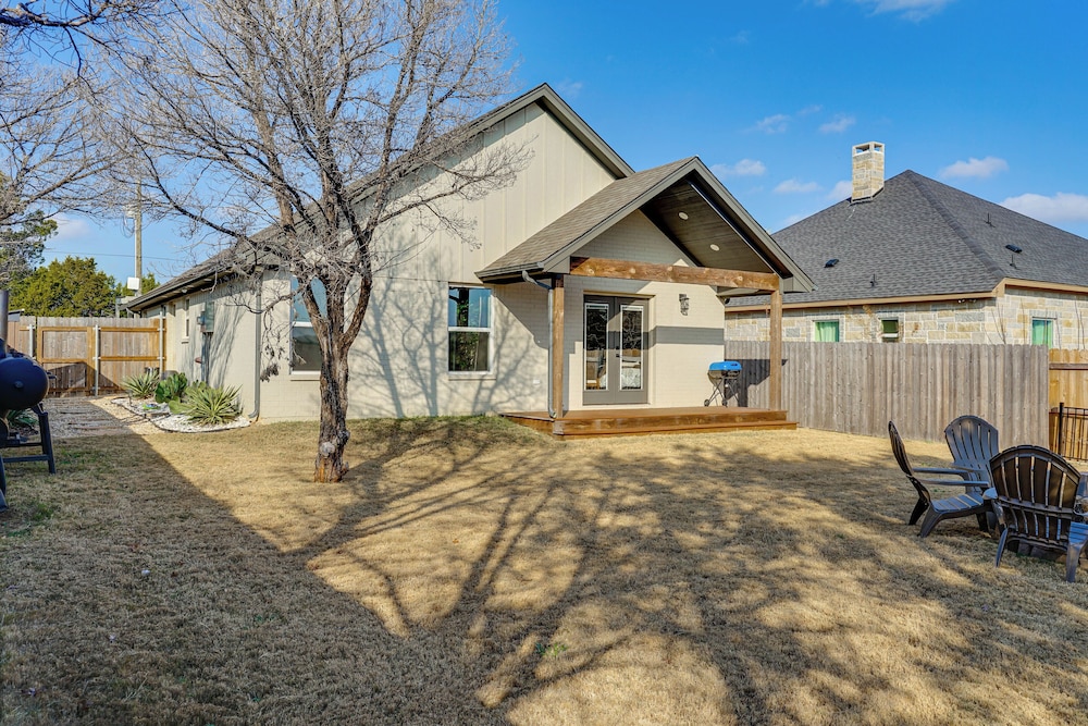 < 2 Mi to Lake Granbury! Family Home w/ Large Yard