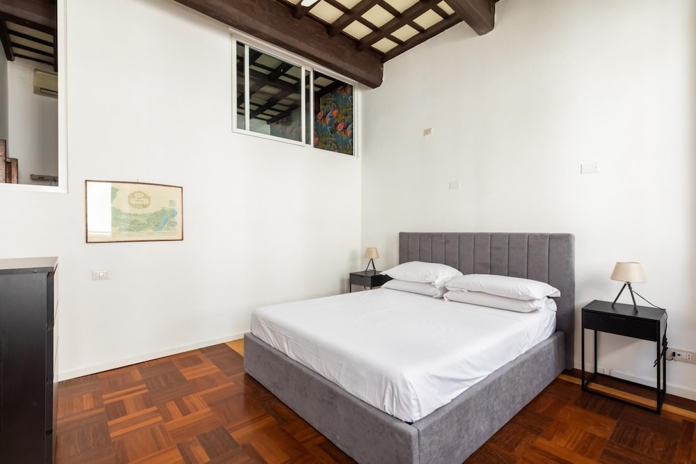 Campo de Fiori Large and Beautiful Apartment