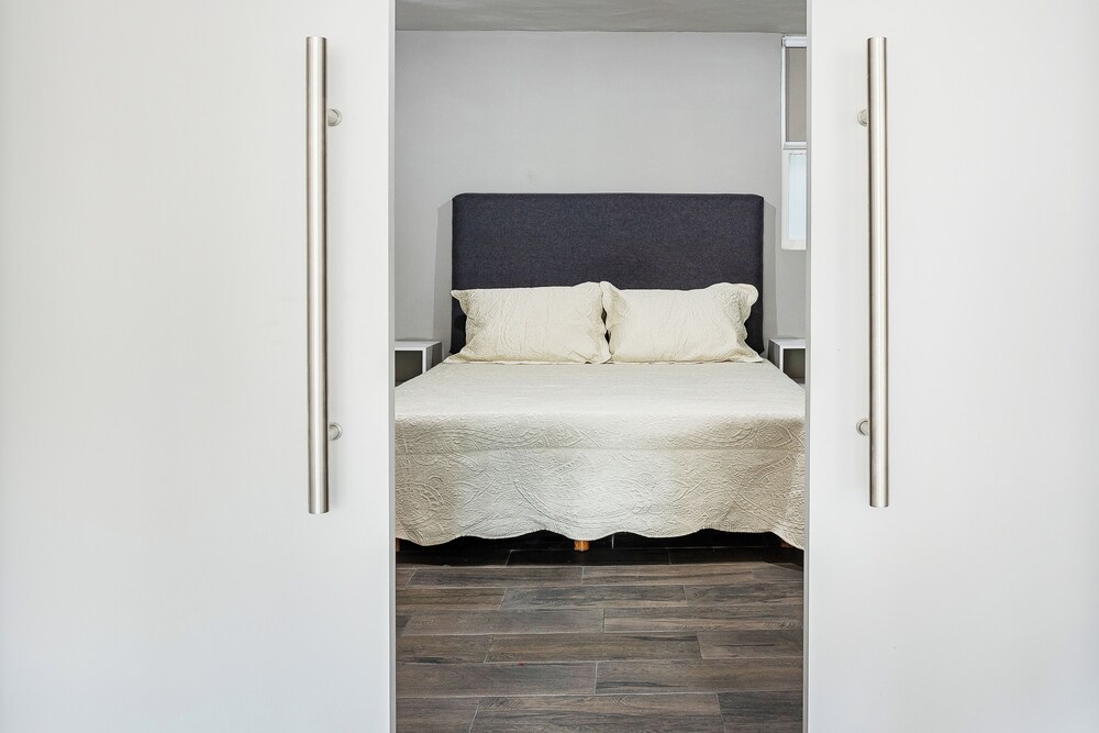 Modern Flat by Polanco Balcony Pet Friendly photo 2