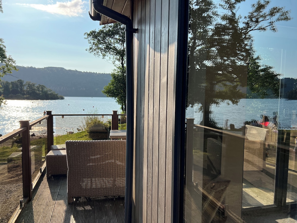 Loubi's Lakeside Lodge