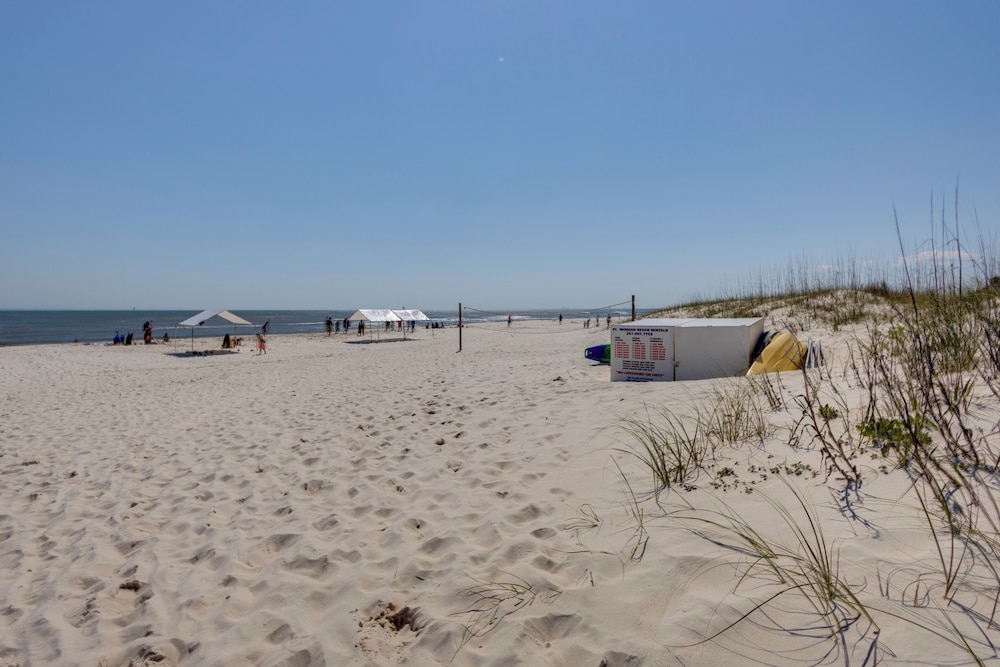2 Mi to Beach: Condo w/ Balcony in Gulf Shores!