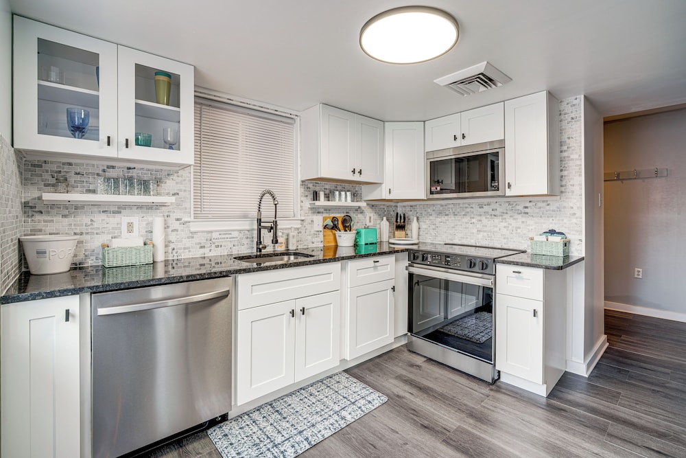 Walk to Casino: Condo w/ Balcony in Atlantic City!