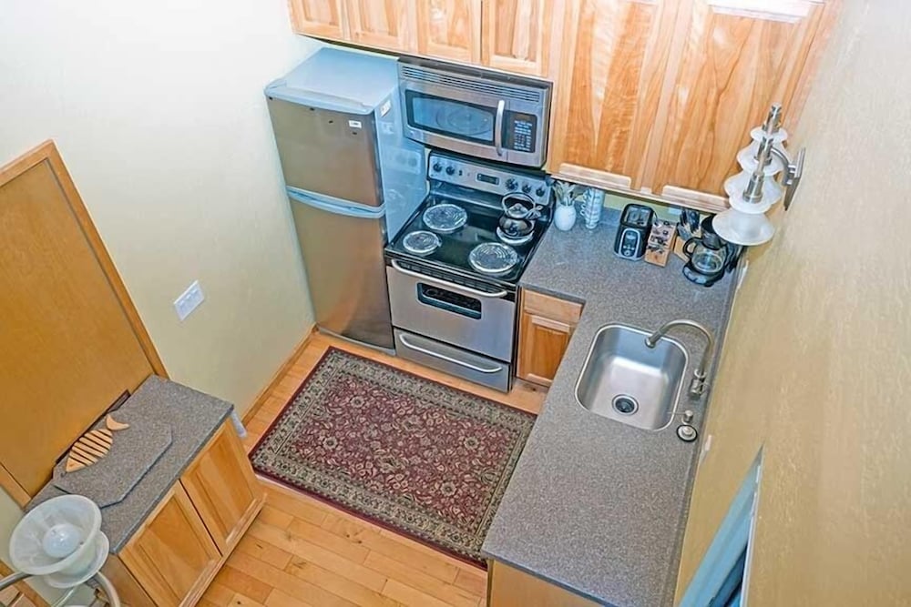 489 Ala Wai Blvd, 68 1 Bedroom Condo by RedAwning