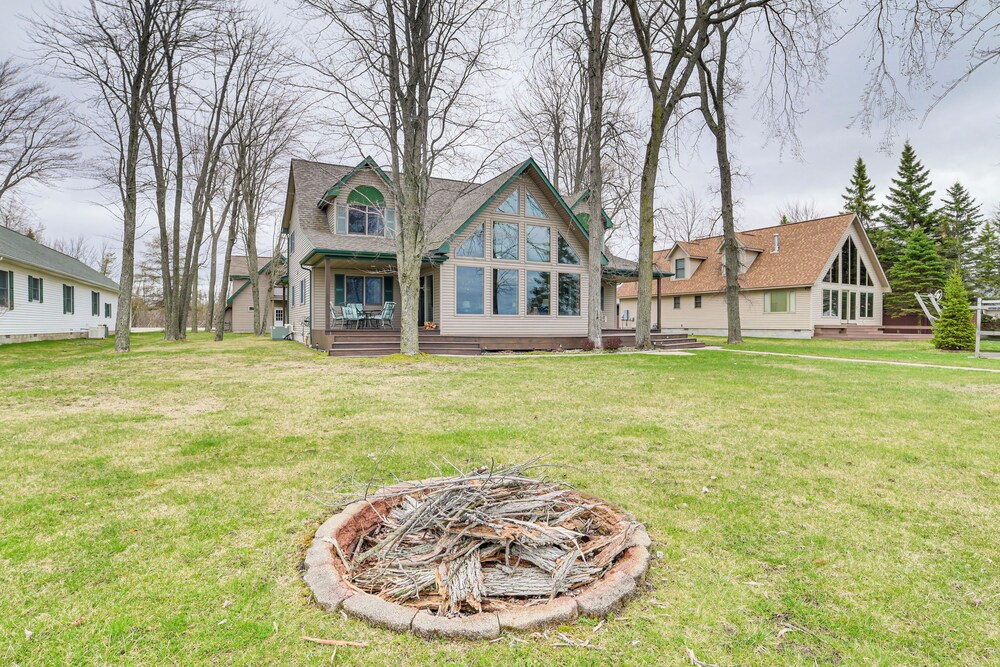 Family-friendly Houghton Lake House: Steps to Lake view 2