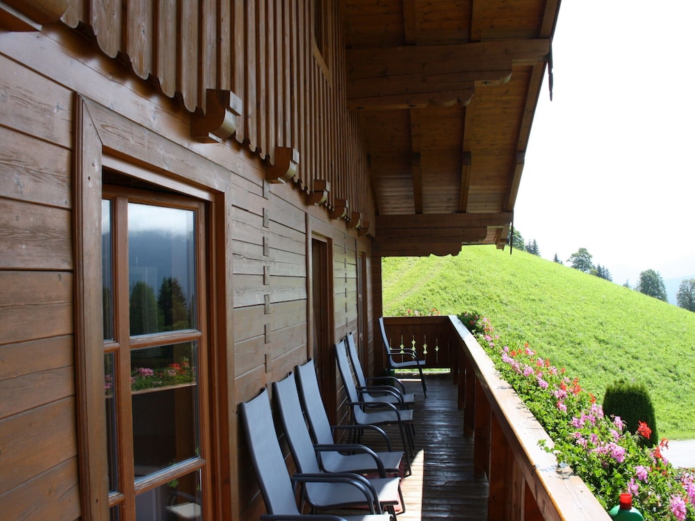 Farmhouse: Alpine Retreat With Mountain Views