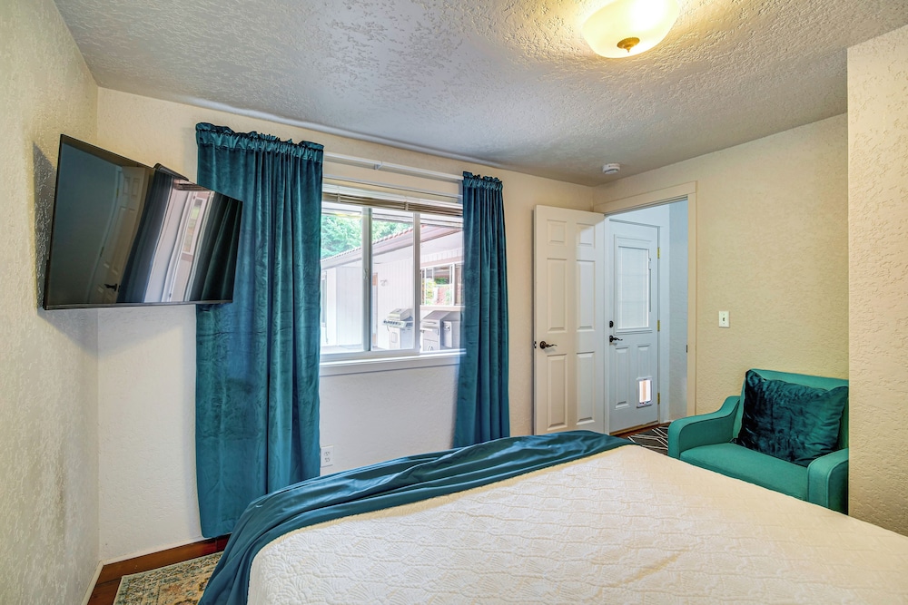 4 Mi to River: Umpqua Valley Villa w/ Fire Pit!