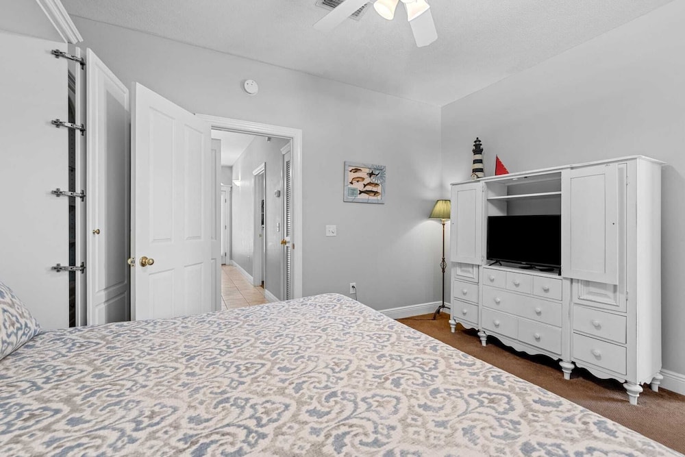 Walk to Santa Rosa Beach Private Pool, Balcony, and Coastal Views