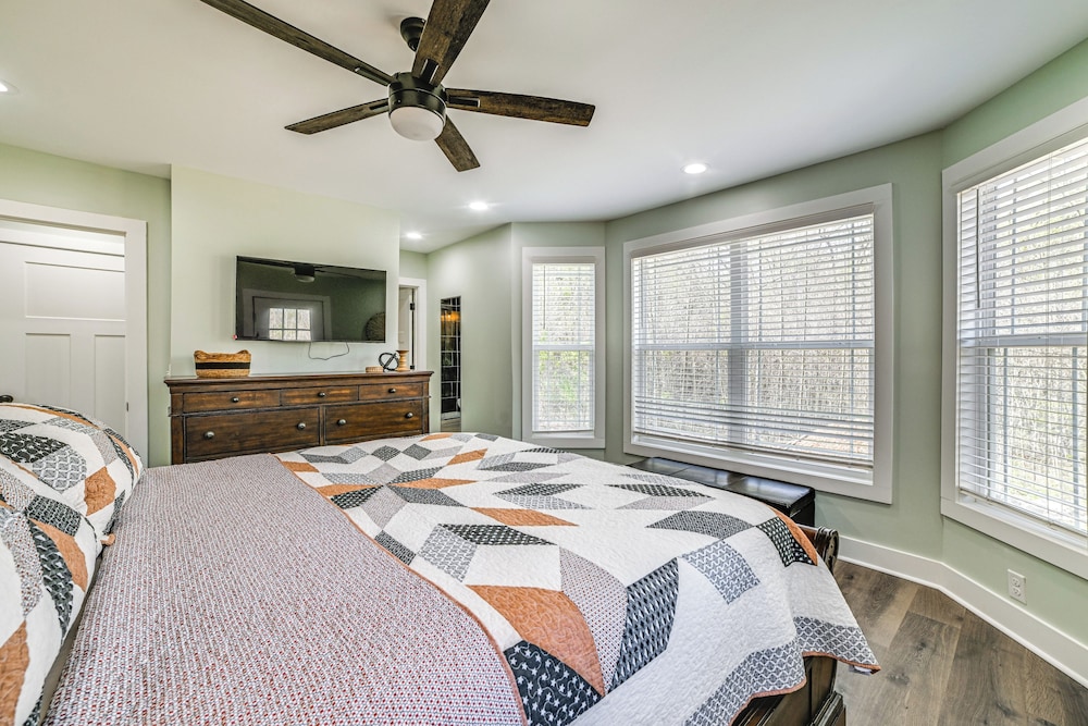 4 Mi to Lake Barkley: Pet-friendly Home w/ Hot Tub